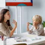 گفتاردرمانی در بیشفعالی؛ ساماندهی توجه، گفتار و ارتباط مؤثر